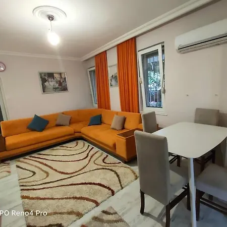 Deniz Yuruyerek Lara Beach Park Hastane Pazar Kum