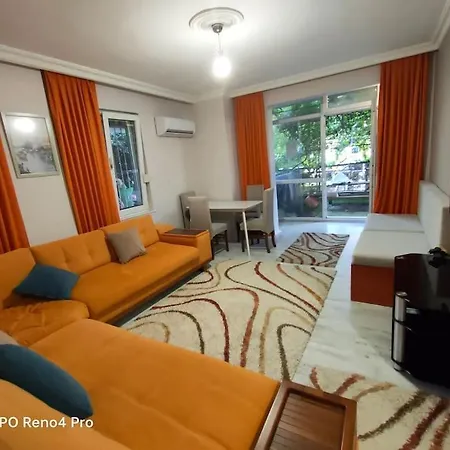 Deniz Yuruyerek Lara Beach Park Hastane Pazar Kum